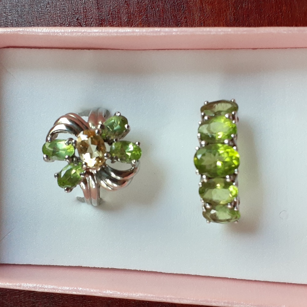 2 peridot gemstone rings